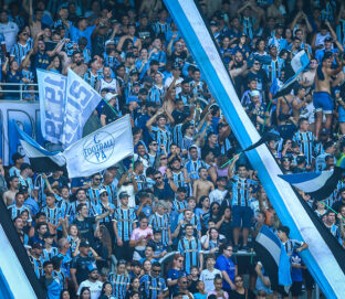 Torcida do Grêmio faz protesto