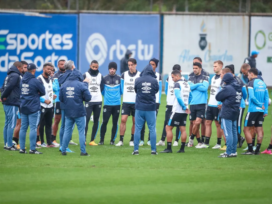 Renato com o grupo de jogadores do Grêmio