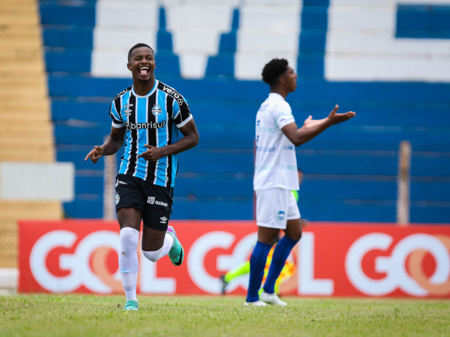 Jardiel comemorando gol com a camisa do Grêmio