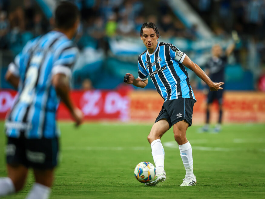 Geromel com a camisa do Grêmio