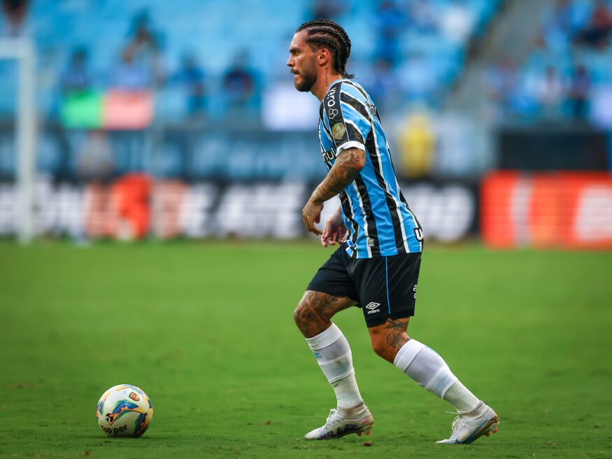 Nathan em campo com a camisa do Grêmio