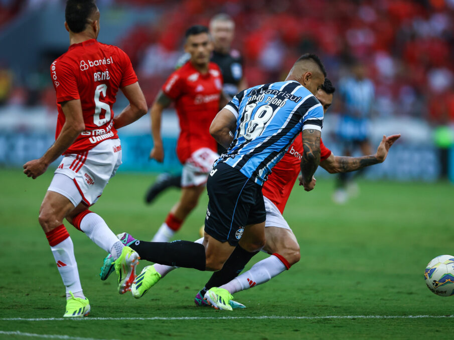 João Pedro com a camisa do Grêmio no clássico Gre-Nal