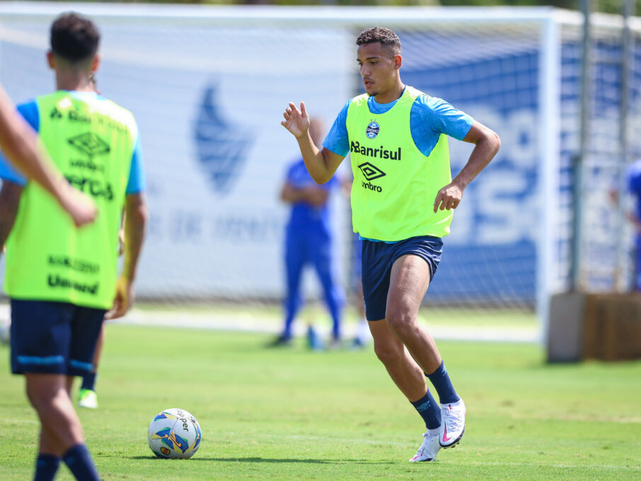 Gustavo Martins com a camisa do Grêmio