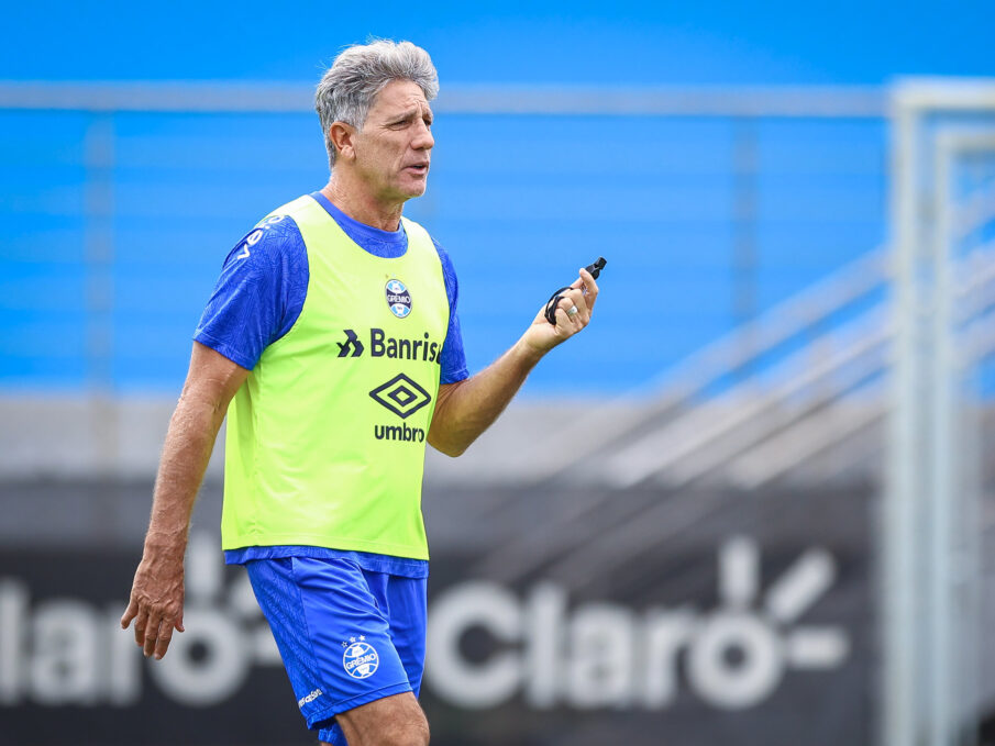 Renato comandando o Grêmio em treinamento