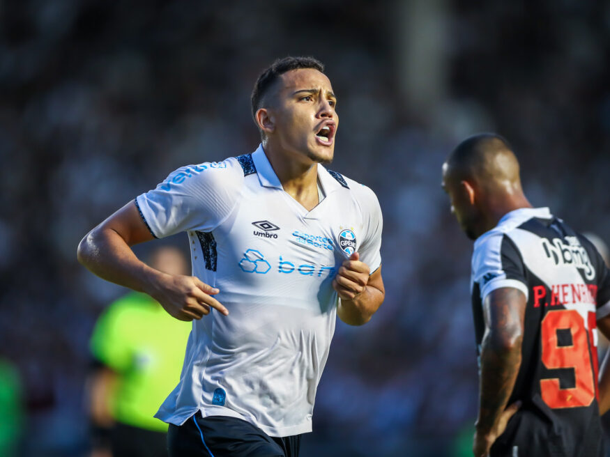 Gustavo Martins com a camisa do Grêmio