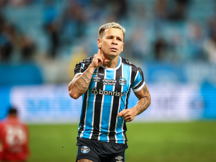 Soteldo com a camisa do Grêmio