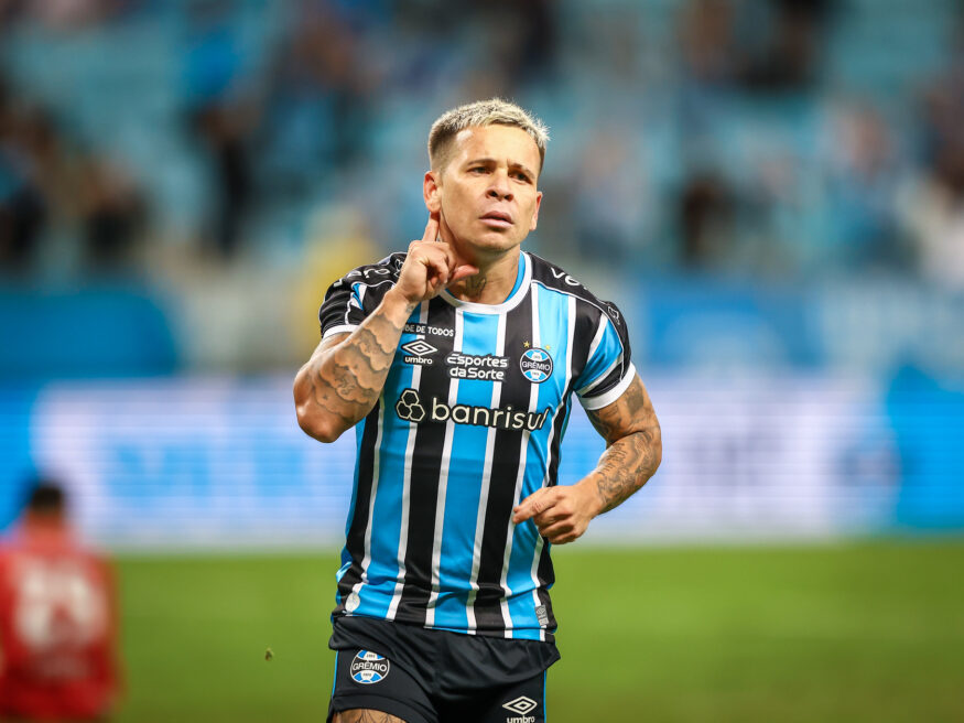 Soteldo com a camisa do Grêmio