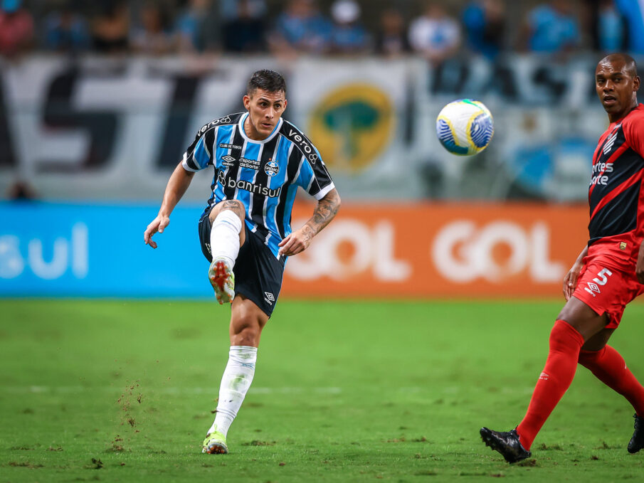 Pavón com a camisa do Grêmio