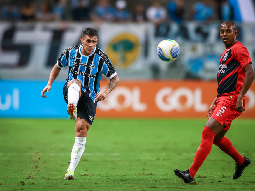 Pavón com a camisa do Grêmio