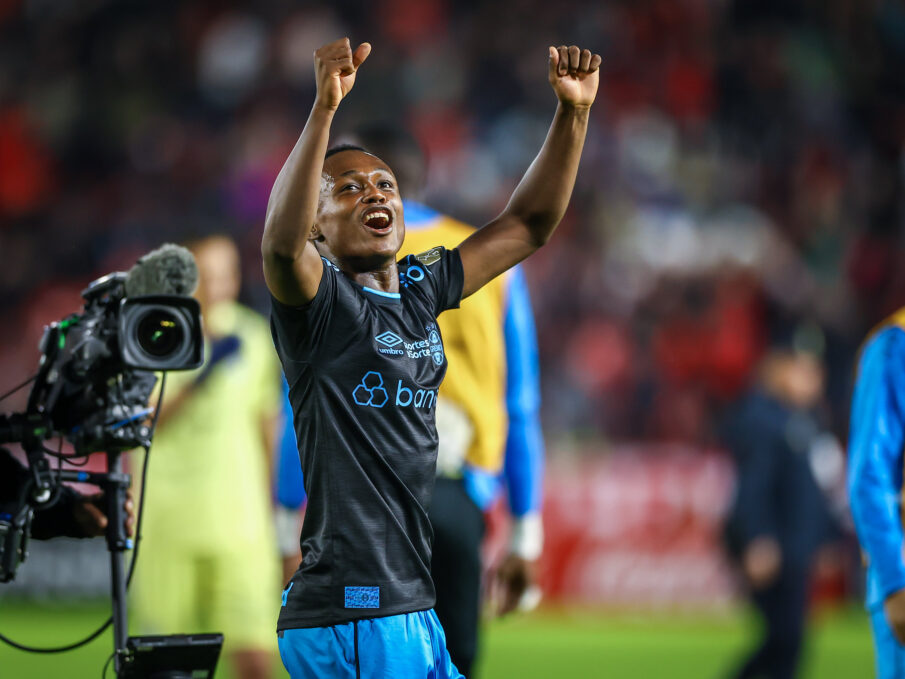 Nathan Fernandes com a camisa do Grêmio