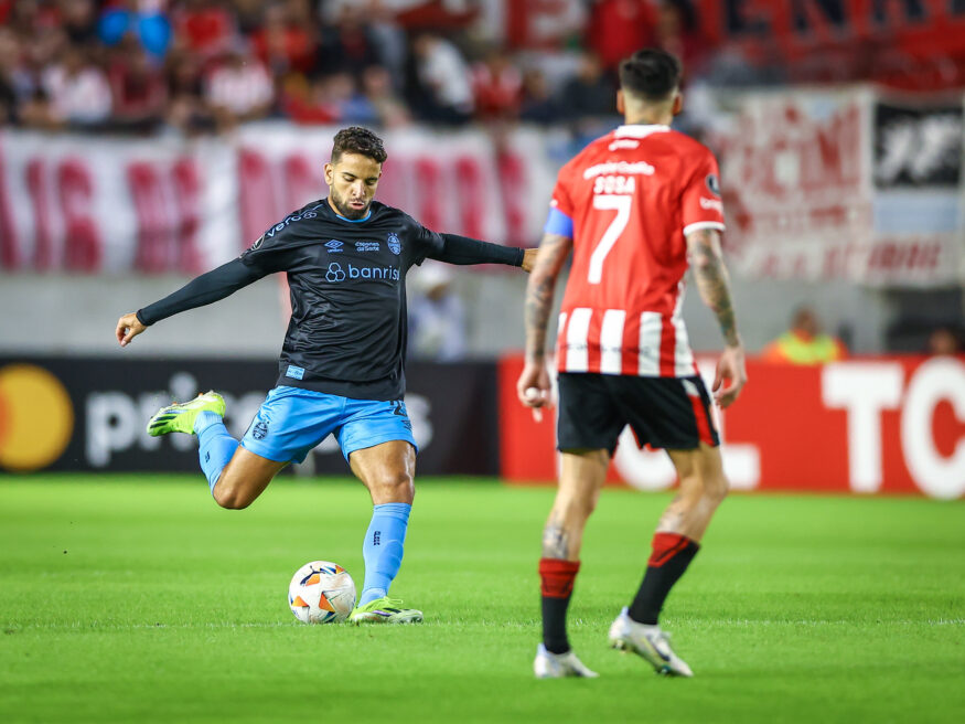 Pepê com a camisa do Grêmio