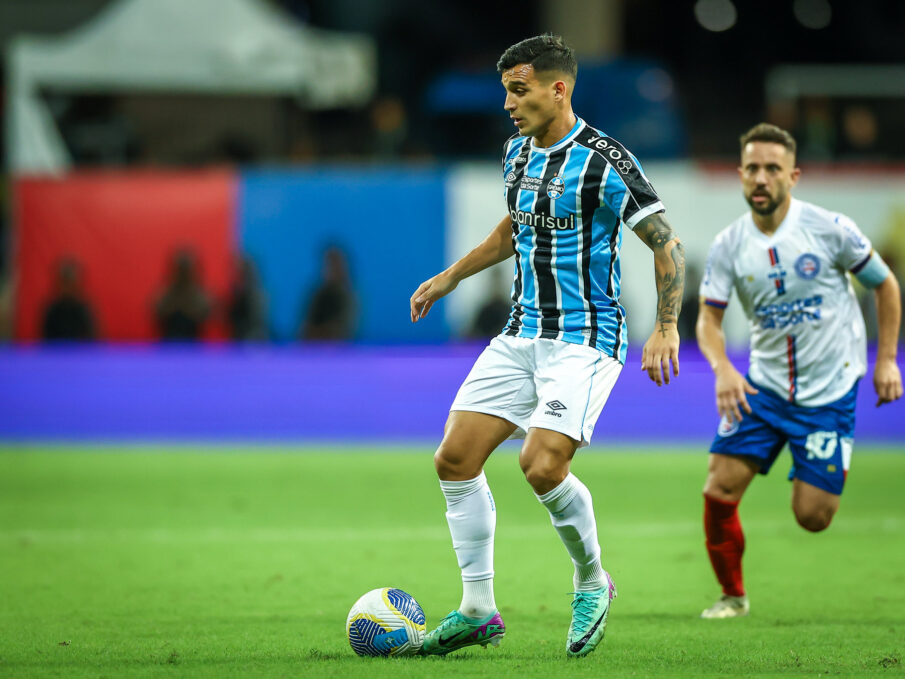 Cristaldo em campo com a camisa do Grêmio