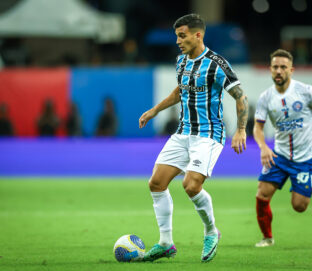 Cristaldo em campo com a camisa do Grêmio
