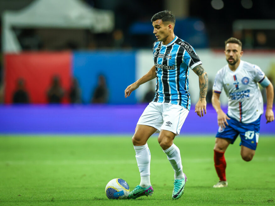 Cristaldo em campo com a camisa do Grêmio