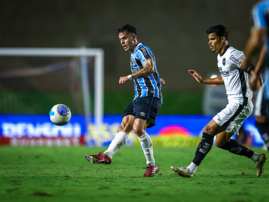 Carballo com a camisa do Grêmio