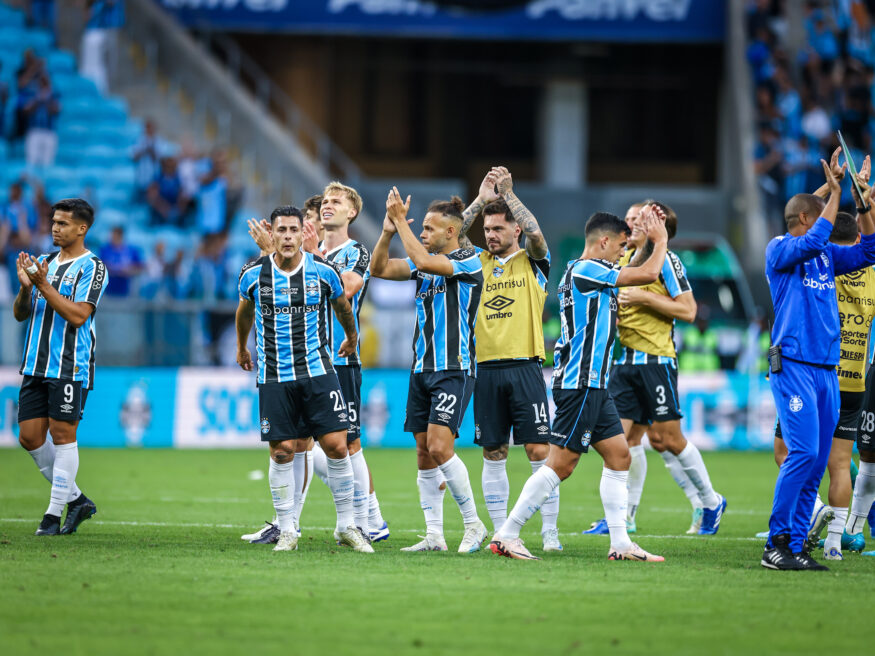 Jogadores do Grêmio em jogo conta o Atlético-GO