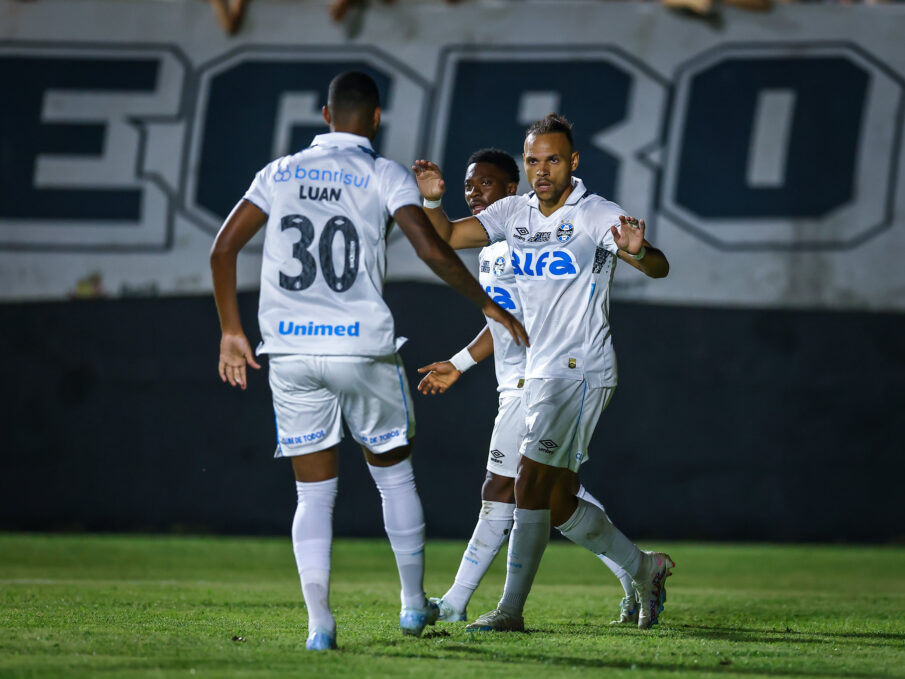 Braithwaite comemorando gol pelo Grêmio