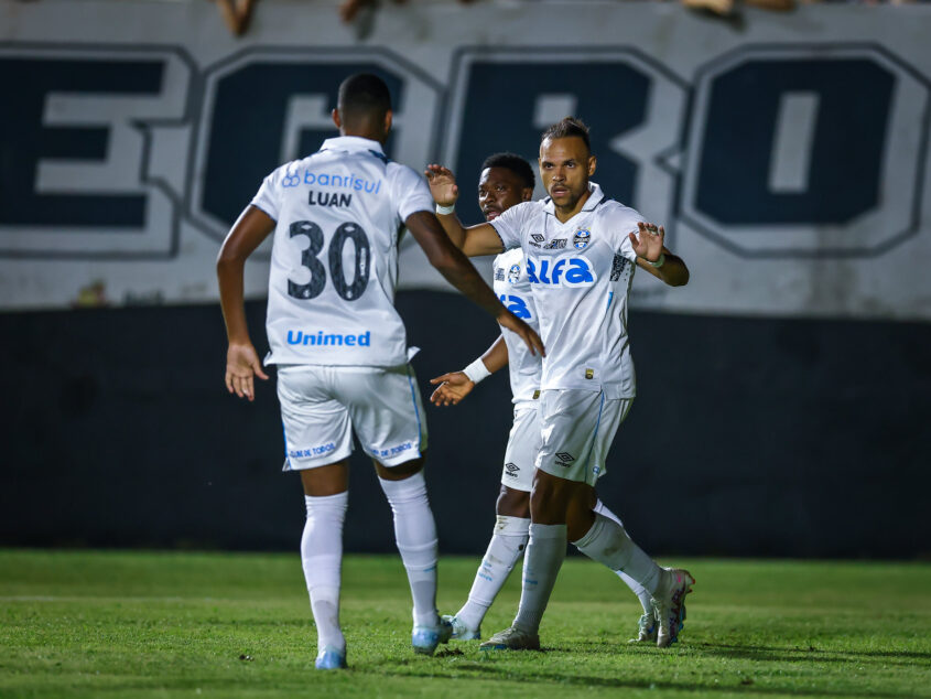 Braithwaite comemorando gol pelo Grêmio
