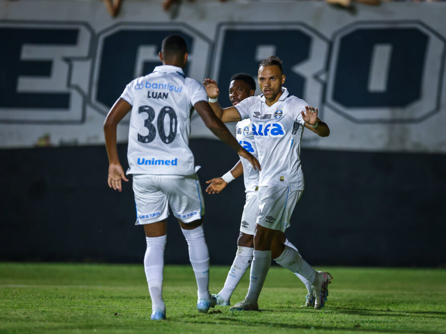 Braithwaite comemorando gol pelo Grêmio