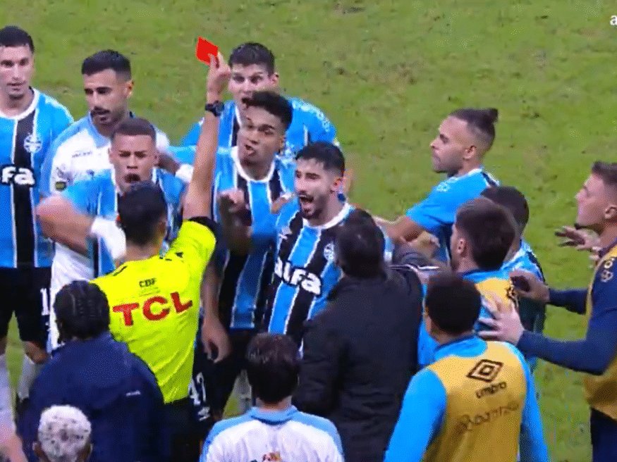 Arezo, do Grêmio, expulso contra o CSA