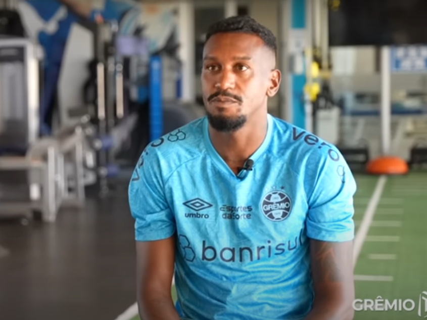 Edenílson com a camisa do Grêmio