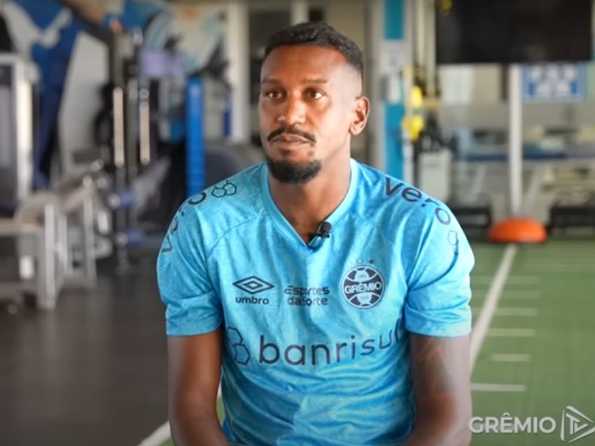 Edenílson com a camisa do Grêmio