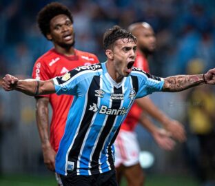 Carballo com a camisa do Grêmio