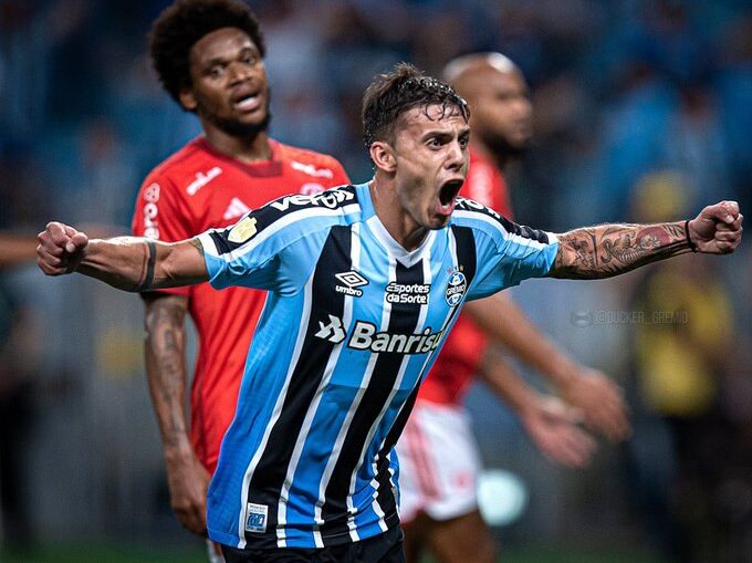 Carballo com a camisa do Grêmio