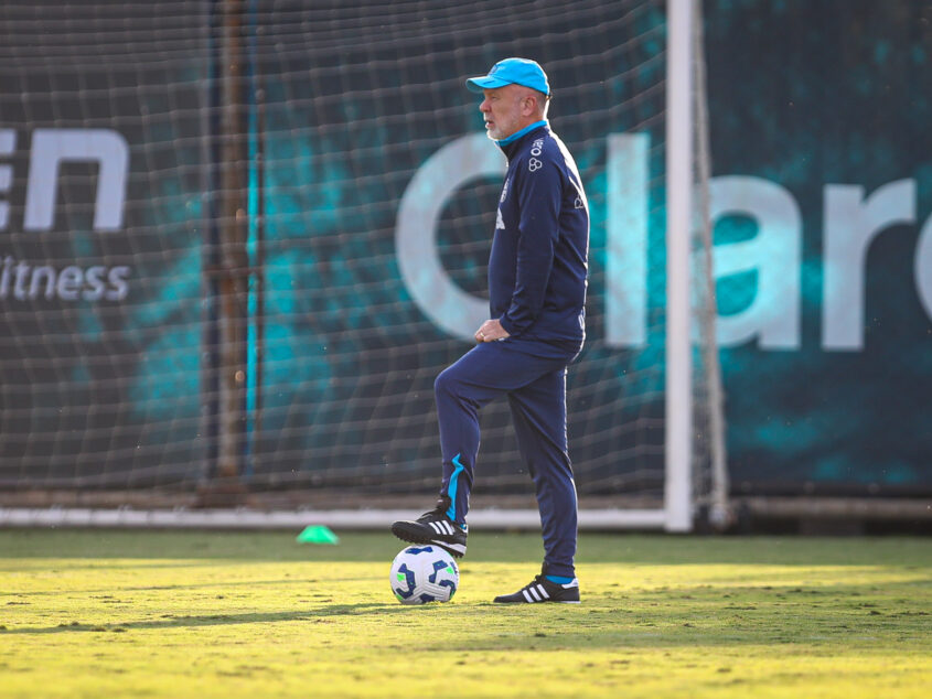 Arezo deve ser uma novidade no banco do Grêmio