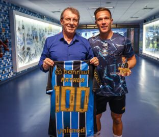 Arthur deve seguir no Grêmio