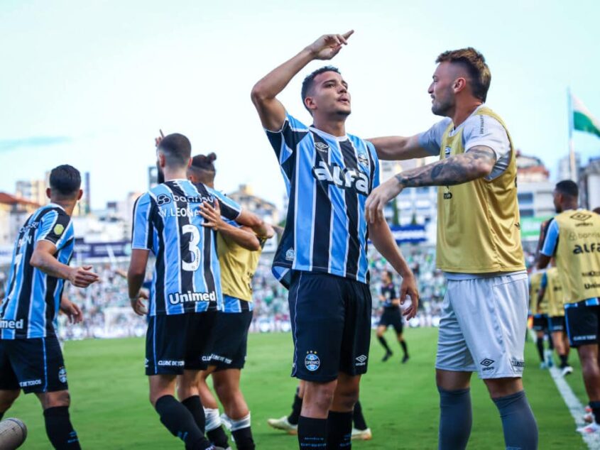 Botafogo tem interesse em zagueiro do Grêmio