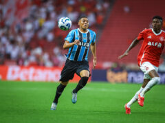 Carlos Vinícius é titular do Grêmio
