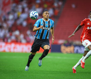 Carlos Vinícius é titular do Grêmio