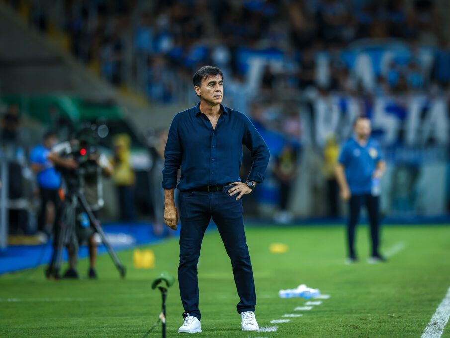 Grêmio Quinteros Quinteros voltou a pedir a contratação de zagueiros no Grêmio