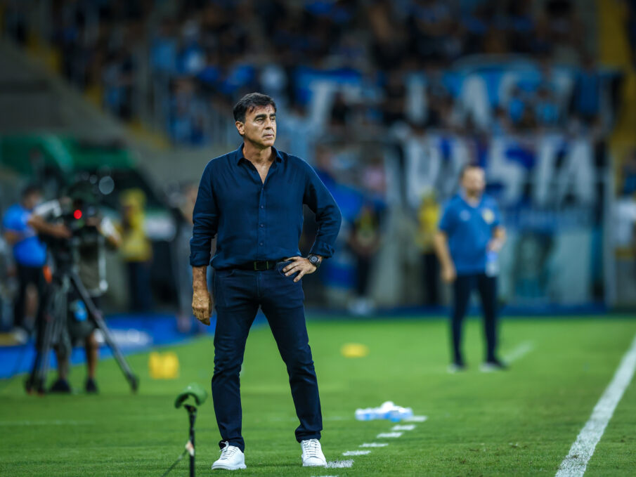 Quinteros voltou a pedir a contratação de zagueiros no Grêmio