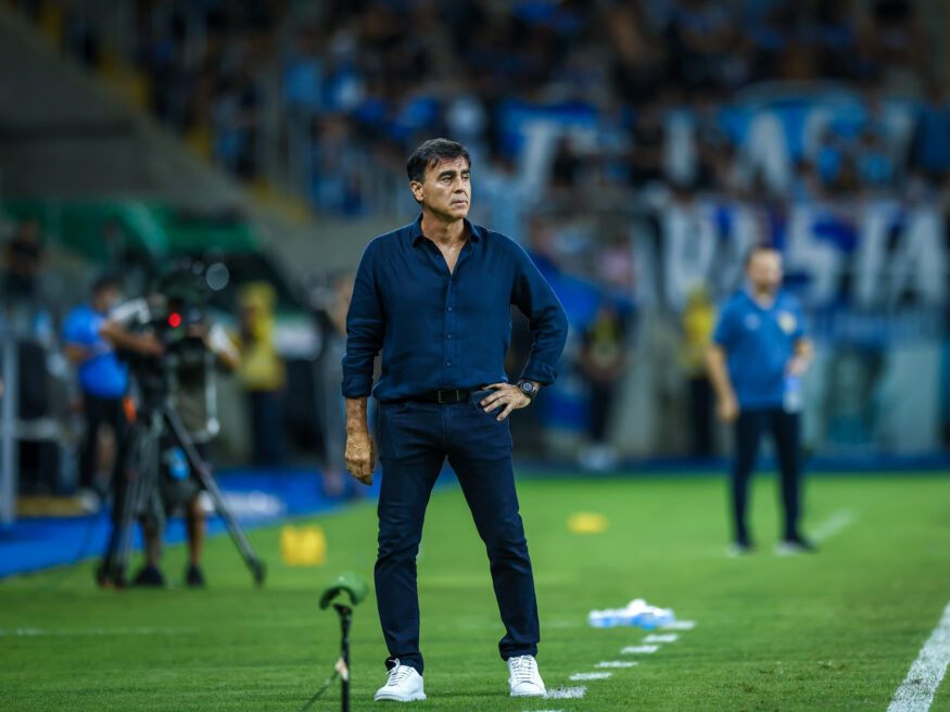 Quinteros voltou a pedir a contratação de zagueiros no Grêmio