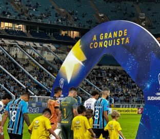 Torcida criticou arbitragem do jogo do Grêmio