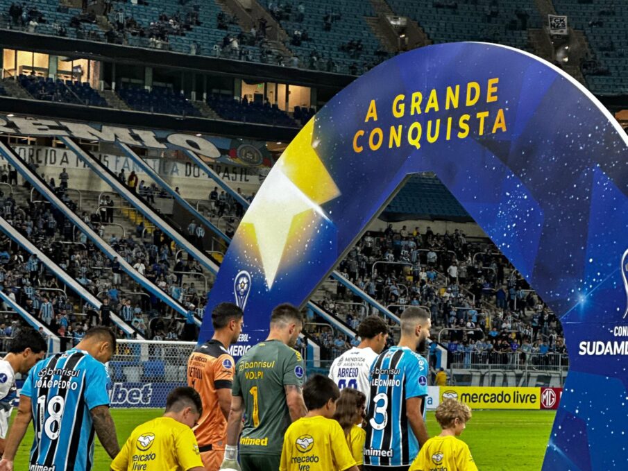Torcida criticou arbitragem do jogo do Grêmio