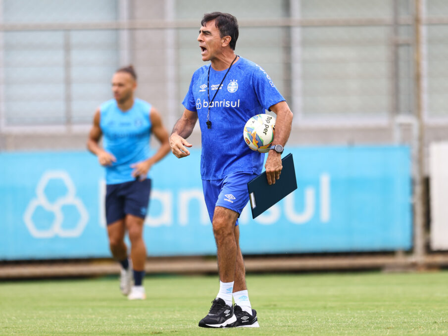 Zagueiros ainda são procurados pelo Grêmio