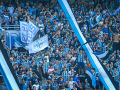 Torcida do Grêmio faz protesto