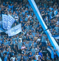 Torcida do Grêmio faz protesto