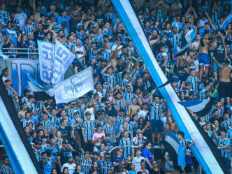 Torcida do Grêmio faz protesto