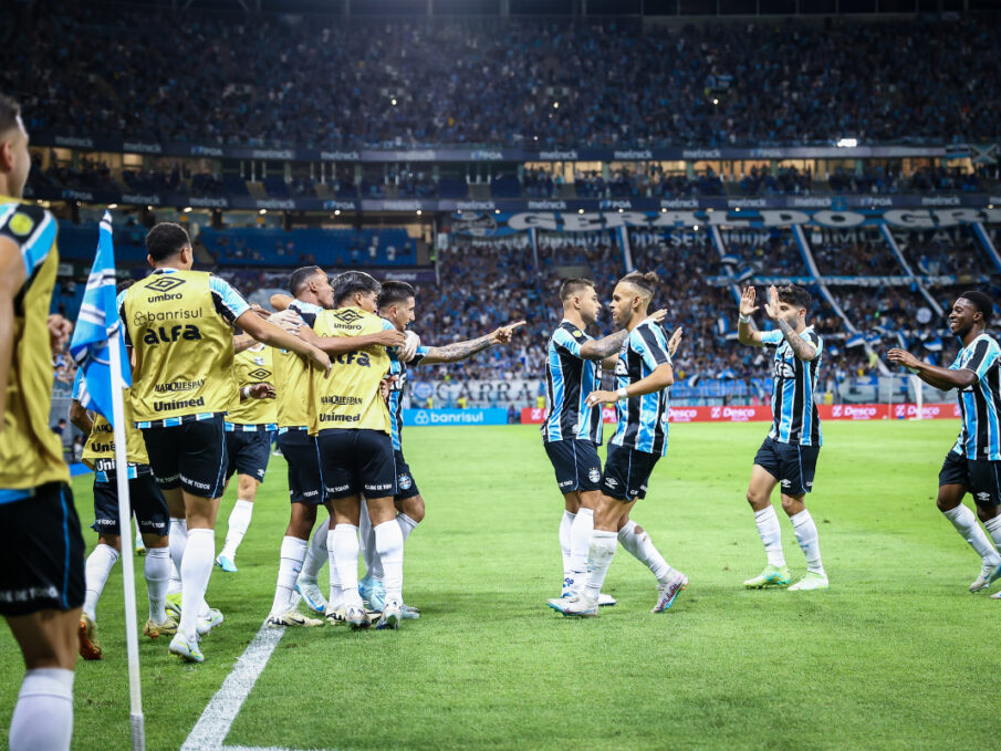 Jogadores do Grêmio comemorando gol