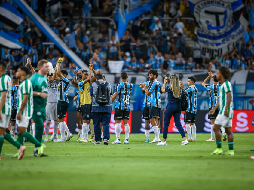 Jogadores do Grêmio contra o Juventude
