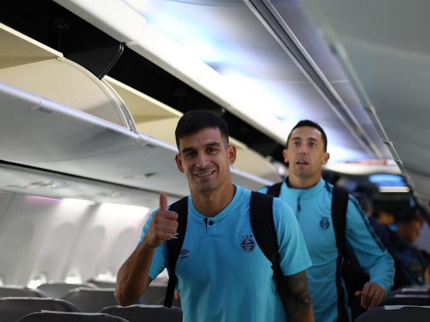 Cristaldo e Marchesín com a delegação do Grêmio