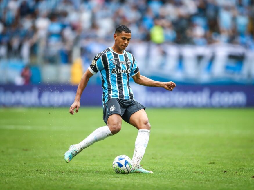 Bruno Alves destaca postura de JP Galvão no Grêmio: “Trabalhador”