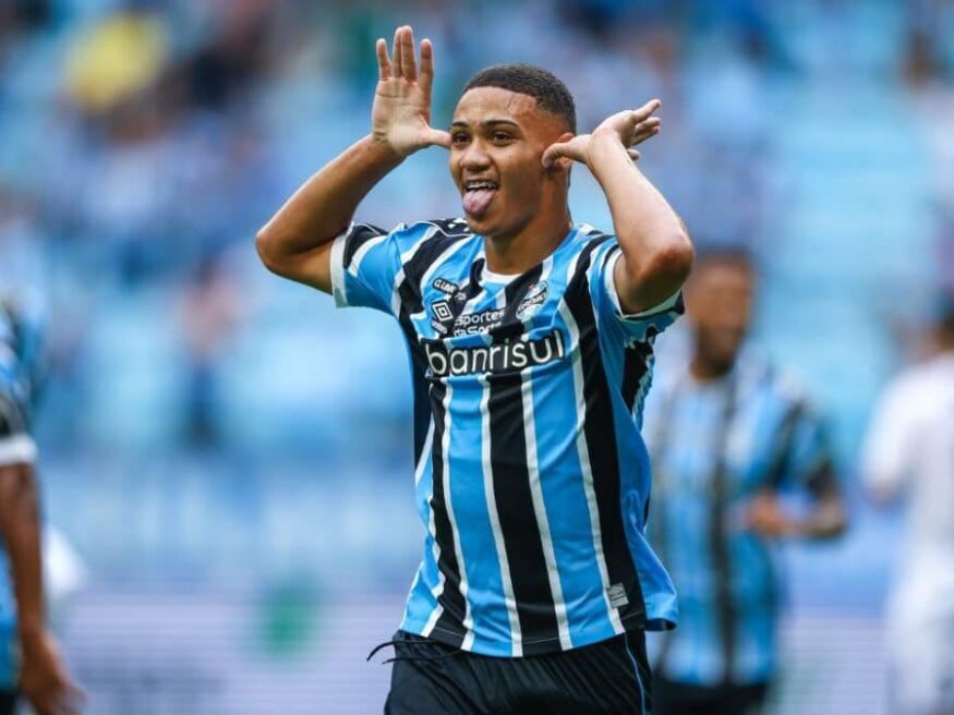 Gustavo Nunes com a camisa do Grêmio