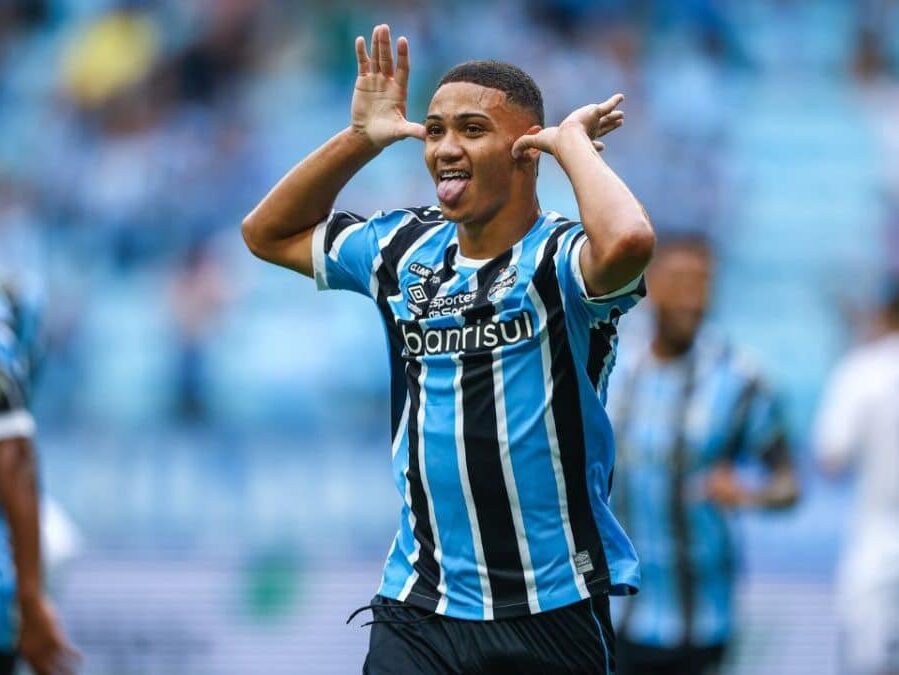 Gustavo Nunes com a camisa do Grêmio