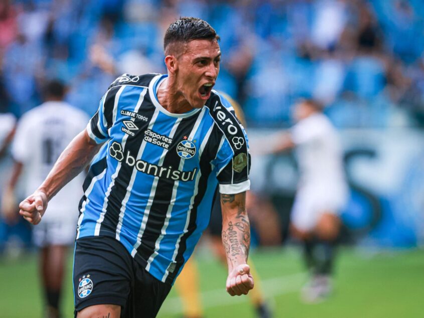 Pavón com a camisa do Grêmio