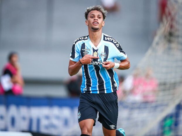 Bitello em campo com a camisa do Grêmio